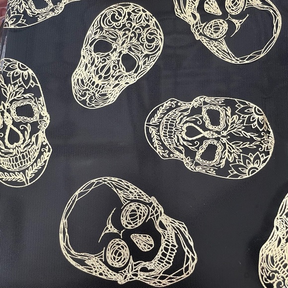 🆕Sheer Gold/Silver Metallic Printed Skulls Reversible Tablecloth - Picture 7 of 13